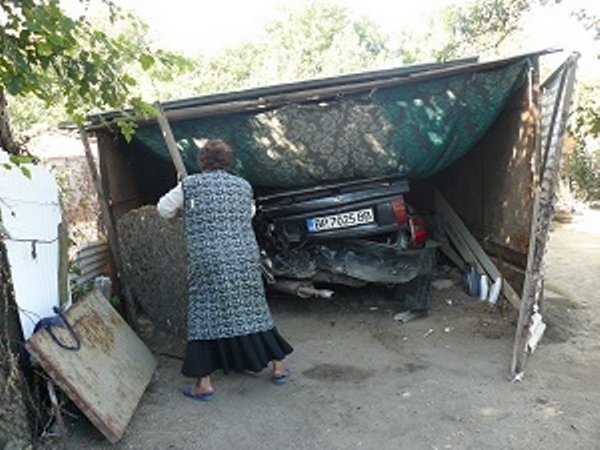 Зрелищна катастрофа! Пиян шофьор удари друг автомобил и помля ограда на къща (СНИМКИ)