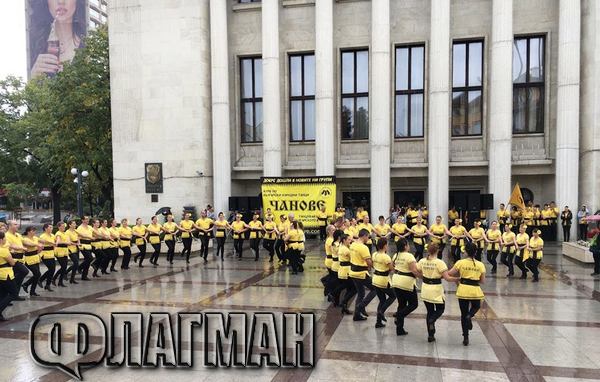 Ето ги пазителите на българщината! Танцьори извиха под дъжда най-голямото хоро в Бургас (СНИМКИ)