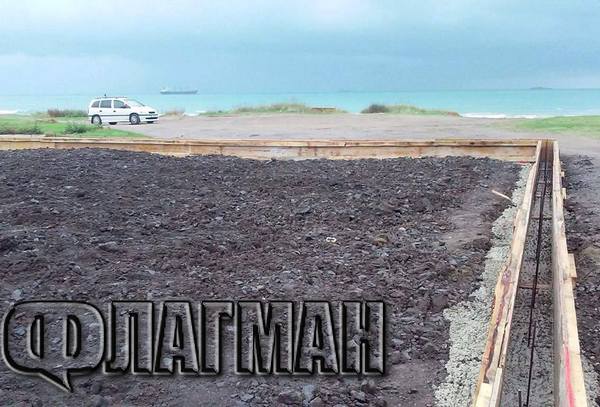 Скандал! Изливат бетон на плажа в Краймориe (СНИМКИ)