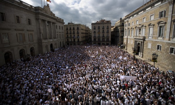 Хиляди се събраха в Мадрид и Барселона с призив за диалог
