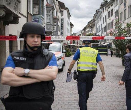 Швейцарската полиция застреля "мирен" бежанец с нож