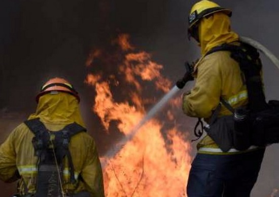 Огнена вендета срещу застрахователна компания: Запалиха офис в Бургас с факли и коктейл „Молотов”