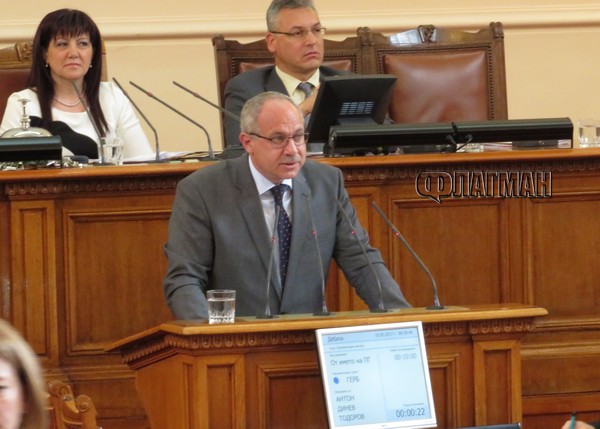 Скандалният депутат Антон Тодоров подаде оставка