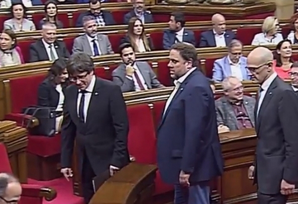 На живо от каталонския парламент! Цял свят следи думите на Пучдемон със затаен дъх! (СНИМКИ)