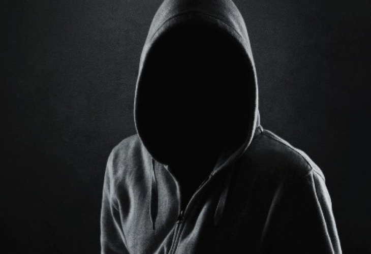 Истински кошмар: Жена разказа как бандит нахлул в дома ѝ посред нощ и бръкнал в пазвата ѝ да дири пари