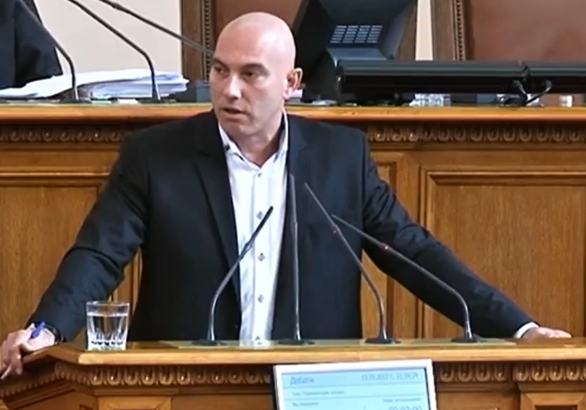Николай Тишев към министър Вълчев: Налице ли е дискриминацията към седмокласниците да не получават стипендии?
