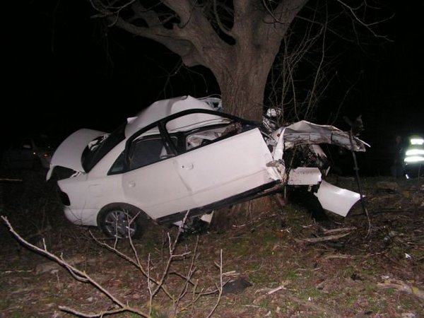 19-годишна фенка на "Бързи и Яростни" заби Хондата си в дърво, приеха я в болница с травма на черепа