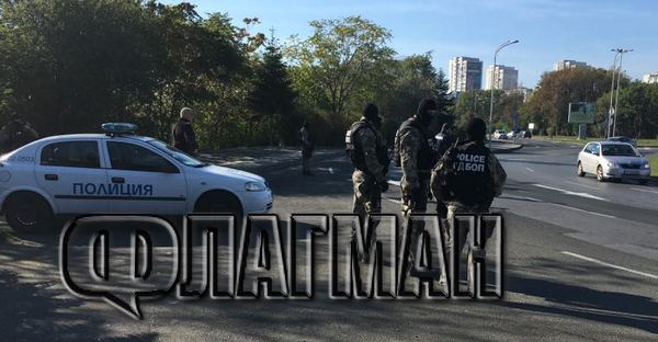 Тежко въоръжени ченгета с качулки дебнат на изхода на Бургас (СНИМКИ)