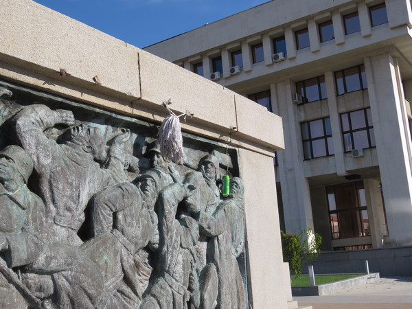 Изгавриха се със съветския паметник в центъра на Бургас, оприличиха войниците на травестит и алкохолик (СНИМКИ)
