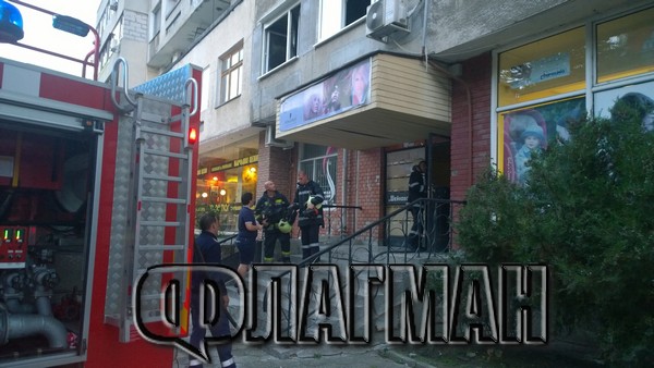 Огнен ад! Пожар изпепели апартамент в центъра на Бургас (СНИМКИ)