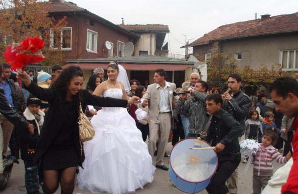 Глобяват за шумни ромски сватби, младоженците не плащат