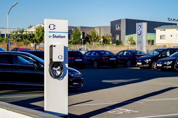 Добре дошли в бъдещето! Първата електро-колонка на  Volkswagen в Бургас е факт
