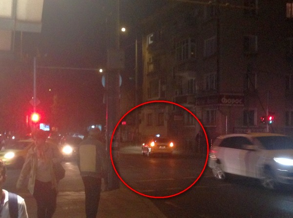 Див екшън в Бургас! Пешеходци скочиха на шофьорка на такси, щяла да ги блъсне, докато пресичат на червено (СНИМКА)