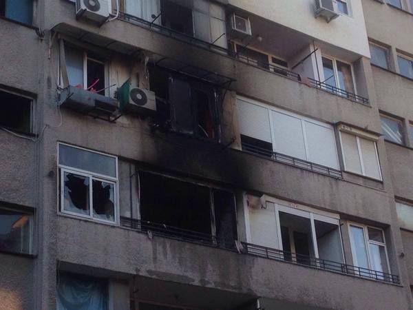Само във Флагман.бг! Вижте какво причини огнената стихия в блока на бургаския бул. „Христо Ботев“ (СНИМКИ)
