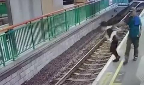 Китаец изблъска жена на железопътни релси (ВИДЕО)