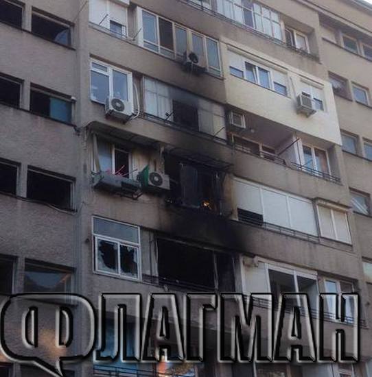 Огнената стихия достигнала чак до 7-ия етаж на блока на бул. "Хр. Ботев", унищожила паркирани коли (СНИМКИ)