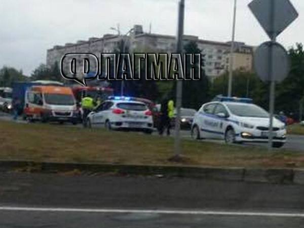 Градски автобус и кола се врязаха до УМБАЛ-Бургас, пътниците в шок