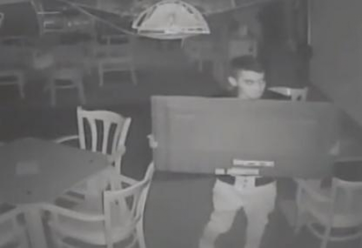 Познавате ли го? Вижте как нагъл крадец задигна телевизор от заведение (СНИМКА)