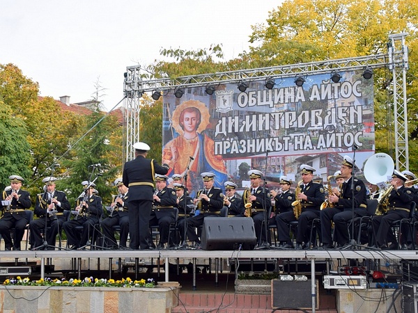 Поли Генова и мощна заря за празника на Айтос - Димитровден, вижте богатата програма