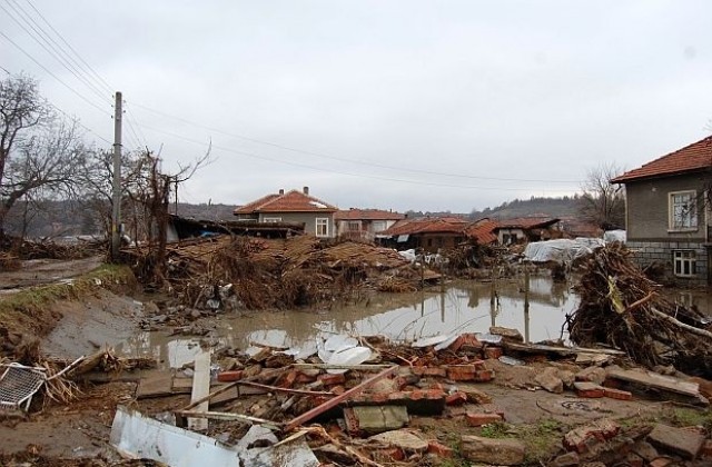 Извънредно положение в Камено, три села са под вода, скъсан е мост