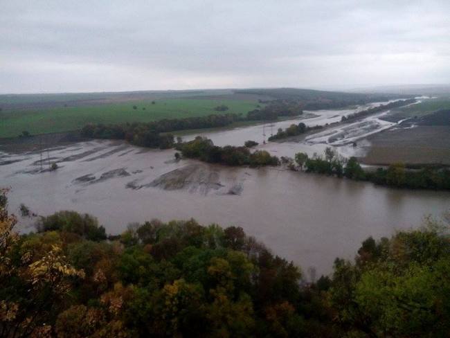 Жители на Тръстиково са евакуирани, скъсана е дигата на река Русокастренска (ВИДЕО)