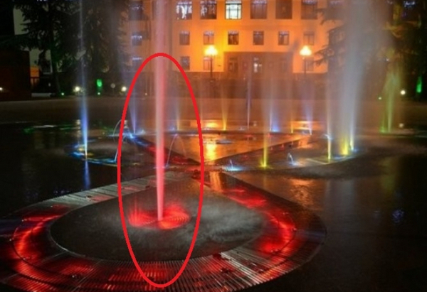 Пияна студентка изгуби девствеността си, защото възседна фонтан
