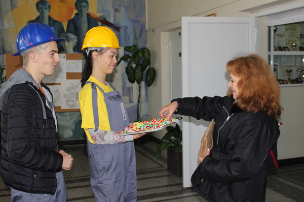 Майстори раздават бонбони с късмети в Строителния техникум в Бургас (СНИМКИ)