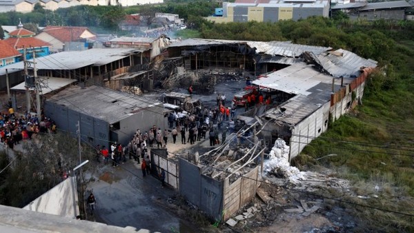 Взрив във фабрика за фойерверки край Джакарта отне живота на близо 50 души