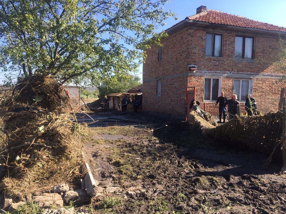 Депутати и симпатизанти на ГЕРБ помагат в почистването на наводнените домове
