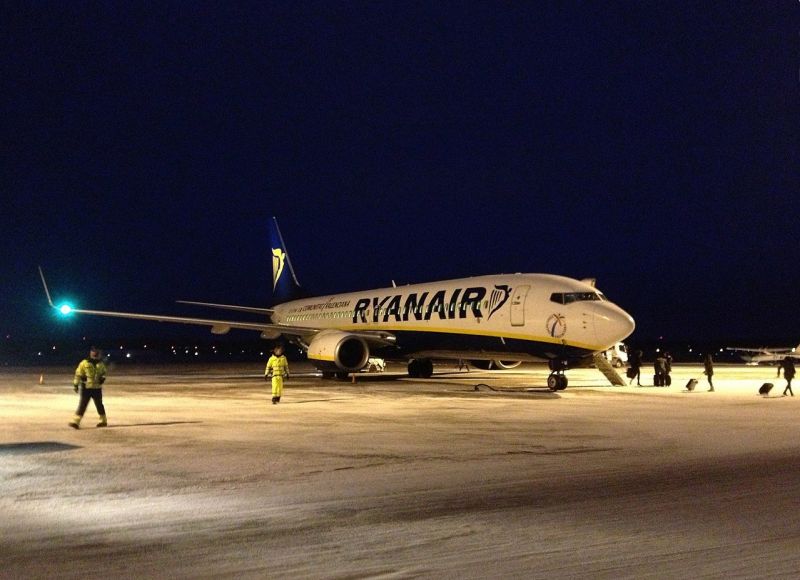 От умора спим в пилотската кабина: Разследване на Libération за Ryanair