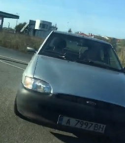 Какво прави този шофьор край Бургас? Заблуден ли е да кара в насрещното или минава напряко
