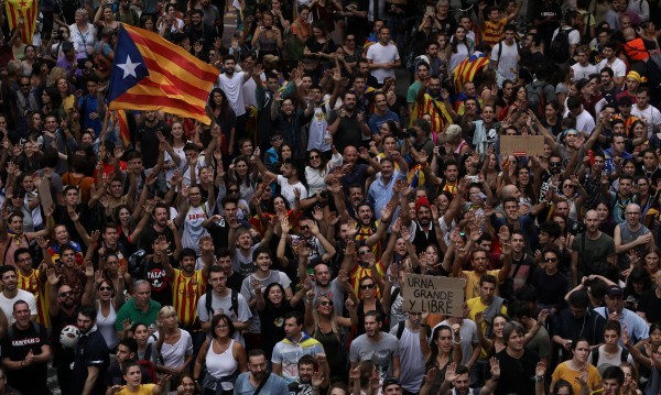 Хиляди в Каталуния протестират срещу отцепването (ВИДЕО)