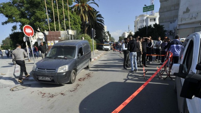 Ислямист рани двама полицаи пред парламента в Тунис, арестуваха го