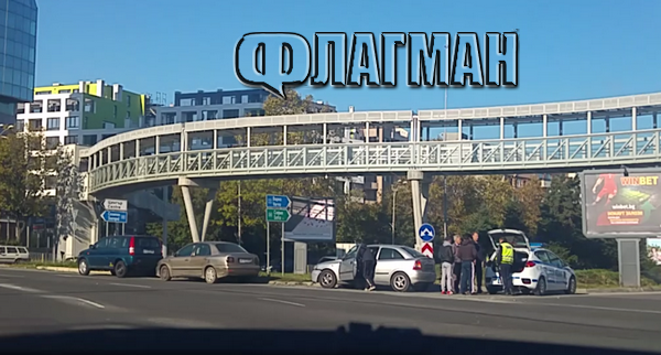 Опел и Рено се удариха на кръговото на х-л "Мираж" в Бургас, няма пострадали (СНИМКИ)