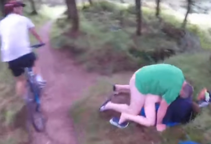 Шокираща находка: Безсрамници правят секс насред велоалея в гората! (ВИДЕО 18+)