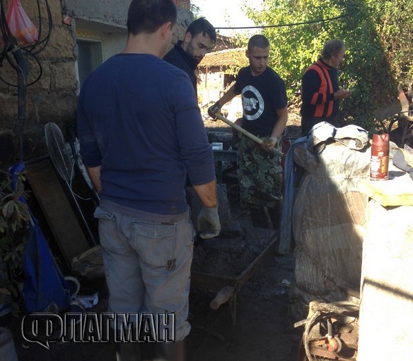 Доброволци: Имаше два метра кал в къщите в Бургаско