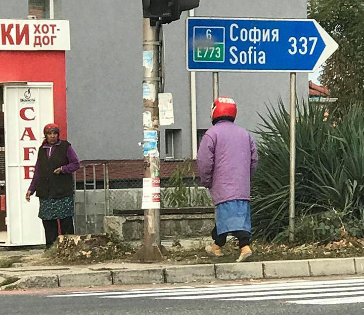 Айтоска баба нахлузи каска, за да пресече пешеходната пътека (СНИМКИ)