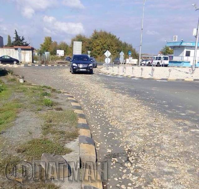 Внимание! Камион с интертни обърна товара си на кръговото на Поморие