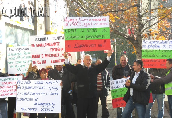 Жители на села край Камено вдигнаха протест в София, чакат помощ от президента и премиера (СНИМКИ)