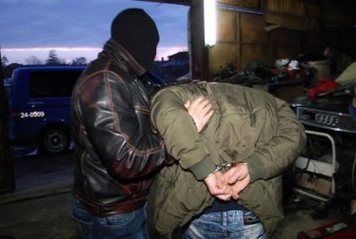 Удар на бургаските криминалисти! Заковаха изпечен ало измамник