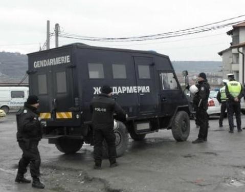 Какво се случва? Полиция и жандармерия обсадиха цяла община