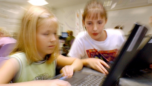 Половината деца влизат в интернет още преди I клас