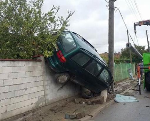 Зрелищна катастрофа! Бургазлийка заби колата си в ограда в Крайморие, прати двама в болница