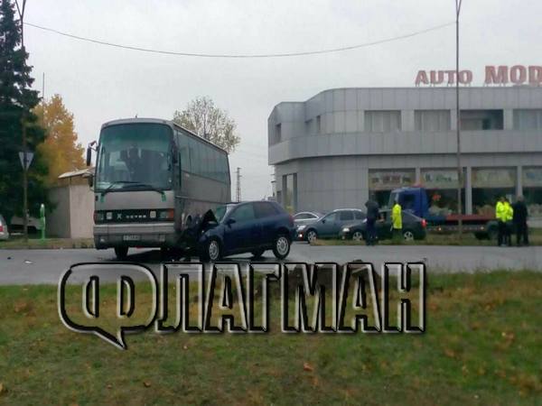  Първо във Флагман.бг! Касапница на пътя: Кола се заби в рейс, Динко от Ямбол вади ранени (СНИМКИ) 