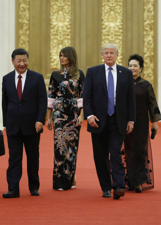 Мелания Тръмп събра погледите в Китай с ефектна рокля на Dolce & Gabbana