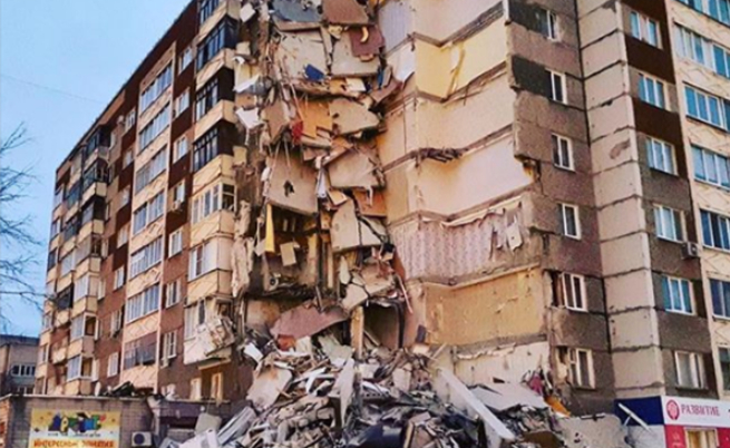 Част от жилищен блок в Русия се срина. Това ли очаква и нашите панелки?