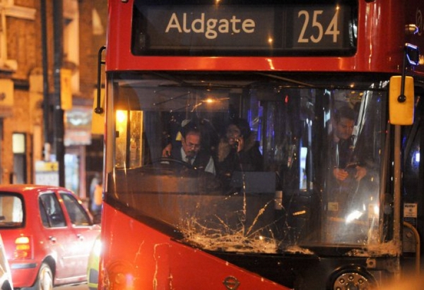 Паника в Лондон: Автобус се заби в няколко коли! Пътниците молят шофьора да спре, а той... (СНИМКИ)