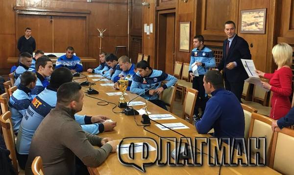 Кметът на Бургас Димитър Николов награди кадетите по борба, обеща им собствена спортна база