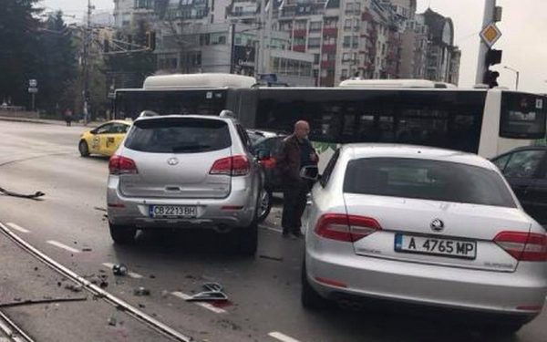 Бургаско БМВ се заби в колата на Гриша Ганчев, потроши още няколко автомобила (СНИМКИ)