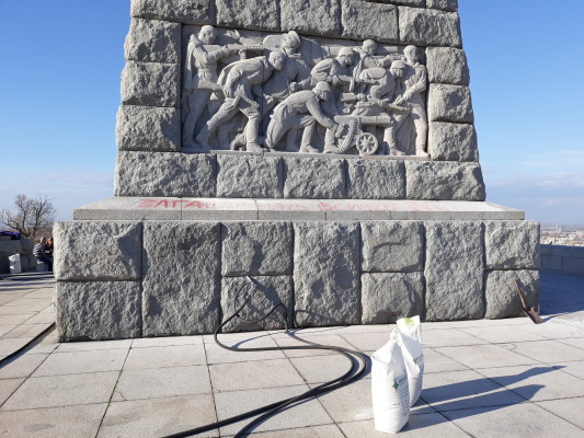 Паметникът на Альоша в Пловдив осъмна със свастики и обидни надписи (СНИМКИ)
